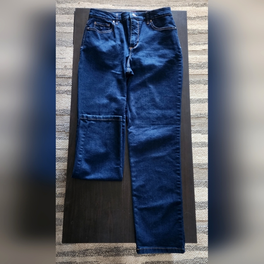NWOT -Gloria Vanderbilt  "Amanda" Size 6 Dark Blue Denim Jeans